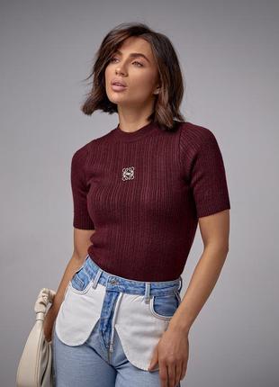 Фактурная вязаная футболка с брошью - бордо цвет, l (есть размеры)