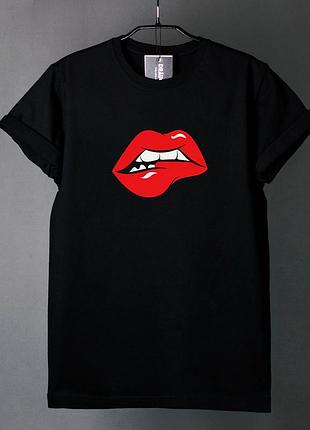 Купити жіночу футболку. чорна футболка "lips" в прямому крої