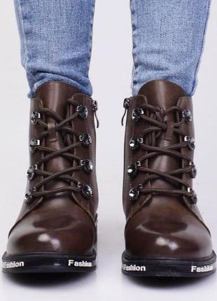 Стильные коричневые осенние деми ботинки низкий ход короткие на шнурках2 фото