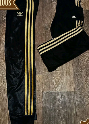 Чорні спортивні штани adidas з золотими лампасами1 фото