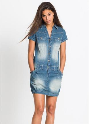 Модное джинсовое платье-баллон с планкой для застежки и карманами