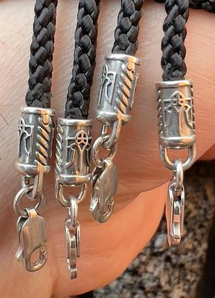 Шнурок лавсан з срібними накінечниками та замком, з гербом.