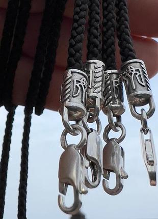 Шнурок лавсан з срібними накінечниками та замком, з гербом.