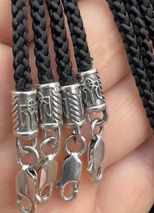 Шнурок лавсан з срібними накінечниками та замком, з гербом.