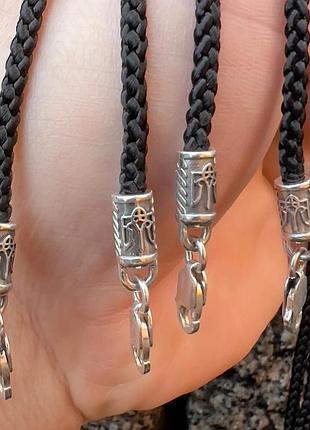 Шнурок лавсан з срібними накінечниками та замком, з гербом.