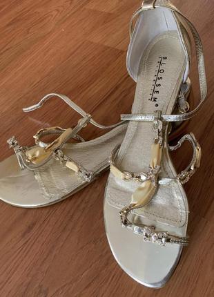 Женские босоножки