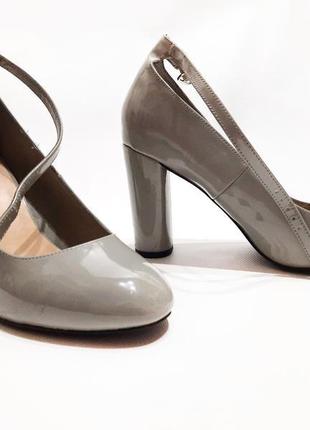 Ефектні лакові туфлі. 39.