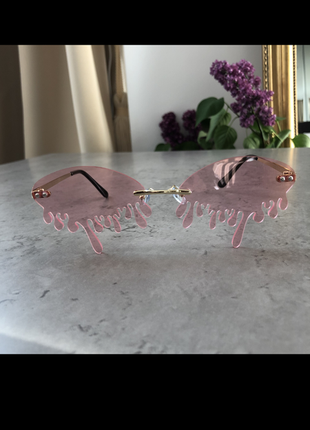 Незвичайні окуляри крапля