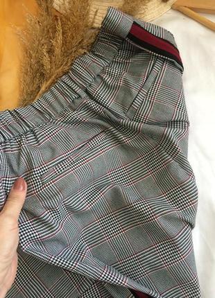 Стильні укорочені штани в клітку з лампасами4 фото