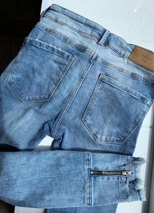 Крутые джинсы с потёртостями рваностями скинни с замочками внизу1 фото