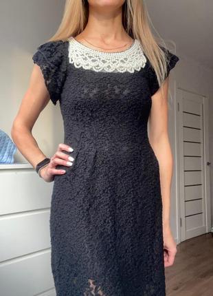 Черное кружевное платье с белыми жемчугом s yumi7 фото