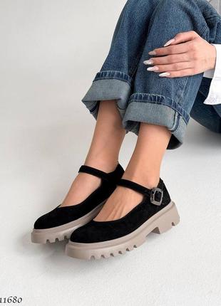 Чорні натуральні велюрові замшеві класичні туфлі на бежевій товстій підошві з ремінцем замша велюр