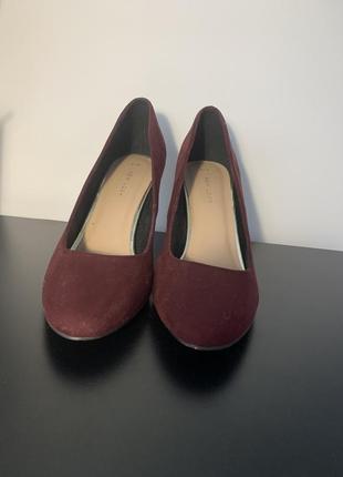 Бордовые туфли на устойчивом каблуке с золотой вставкой сзади2 фото