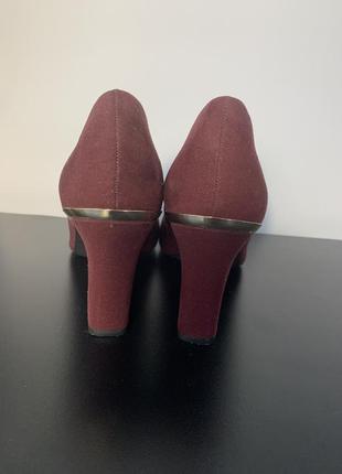 Бордовые туфли на устойчивом каблуке с золотой вставкой сзади3 фото