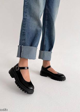 Черные лакированные женские туфли лоферы на застежке с ремешком на утолщенной подошве из натуральной кожи5 фото