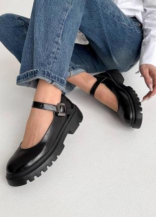 Черные лакированные женские туфли лоферы на застежке с ремешком на утолщенной подошве из натуральной кожи