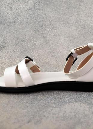 Стильные женские белые босоножки-сандали без каблуков, на плоской подошве, из экокожи на лето4 фото