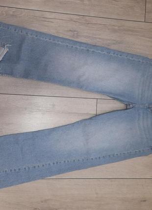 Стильные джинсы с разрезами5 фото
