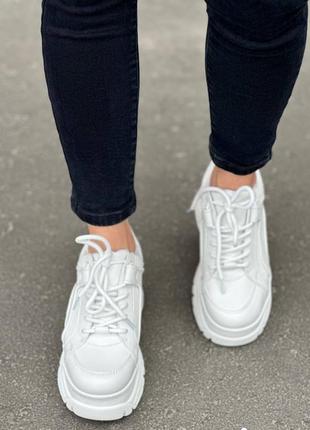 Стильные женские кроссовки на массивной подошве белые4 фото