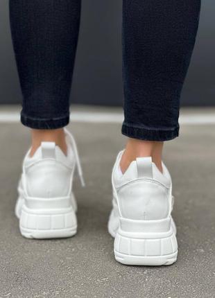 Стильные женские кроссовки на массивной подошве белые5 фото
