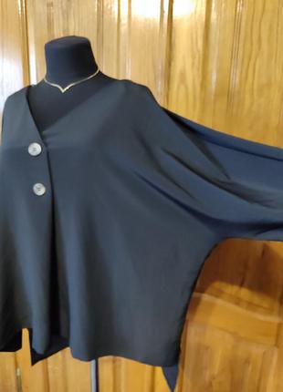 Блуза черная декоративные пуговицы рукав реглан удлиненный зад батал3 фото