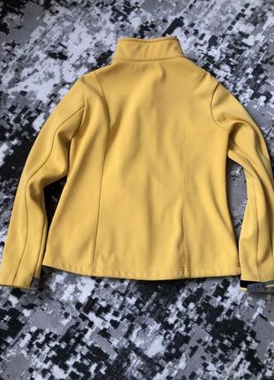 Спортивна жіноча куртка.