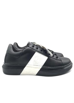 Оригинальные кроссовки гуess