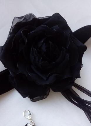 Оксамитовий чокер на шию з чорним квіткою.