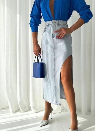 Жіноча джинсова спідниця міді з розрізом на ніжці3 фото