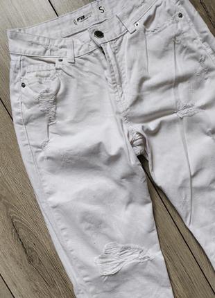 Белые рваные джинсы3 фото
