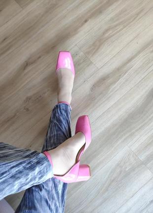 Розовые кожаные лаковые туфли балетки на каблуке мери джейн6 фото