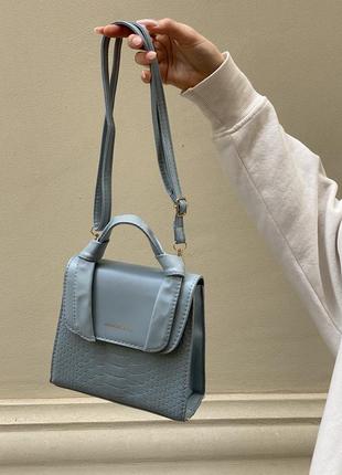 Женская сумка кросс-боди на регулируемом ремешке в стиле рептилия на одно отделение, голубая7 фото