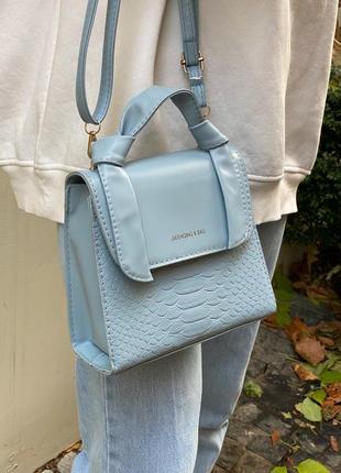Женская сумка кросс-боди на регулируемом ремешке в стиле рептилия на одно отделение, голубая8 фото