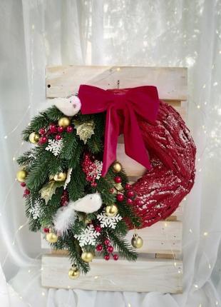 Яскравий новорічний вінок з кори і декоративної хвої