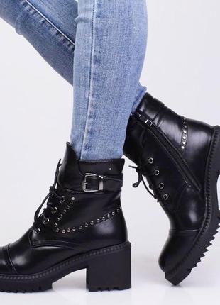 Стильные черные зимние ботинки на широком каблуке с ремешком