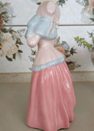 Вінтажна порцелянова статуетка дівчини з муфтою christmas morn8 фото