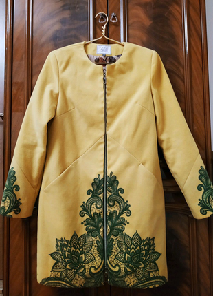 Жіноче демісезонне пальто з кашеміру з принтованим мереживом3 фото