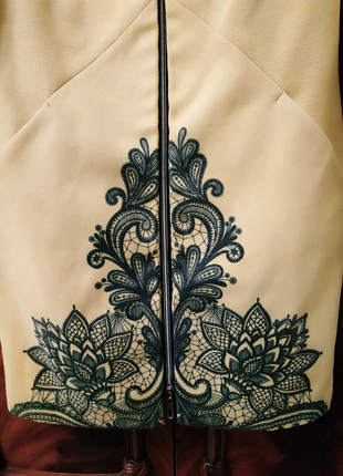 Жіноче демісезонне пальто з кашеміру з принтованим мереживом5 фото