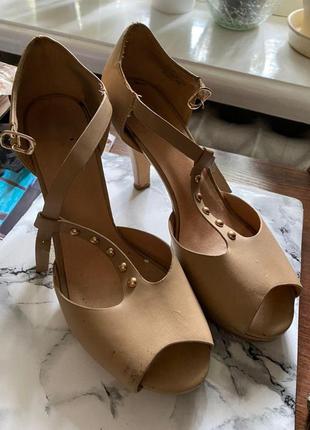 Босоніжки на підборах2 фото