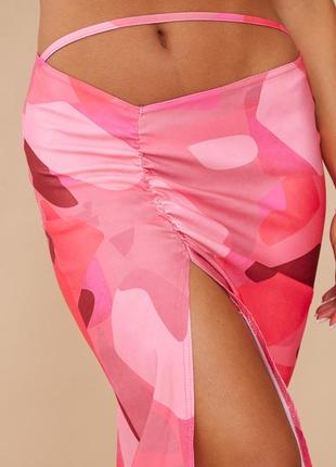 Ярко-розовая макси-юбка с абстрактным принтом4 фото