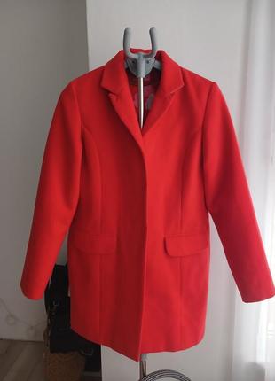 Красное прямое демисезонное пальто короткое2 фото
