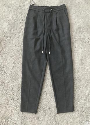 Классические серые брюки в полоску
