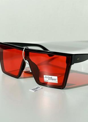 Сонцезахисні окуляри-маска з червоними лінзами в чорній оправі3 фото