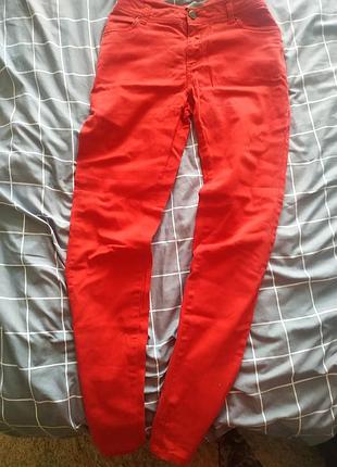 Червоні джинси