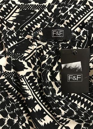 Очень красивая и стильная брендовая блузка-маечка.