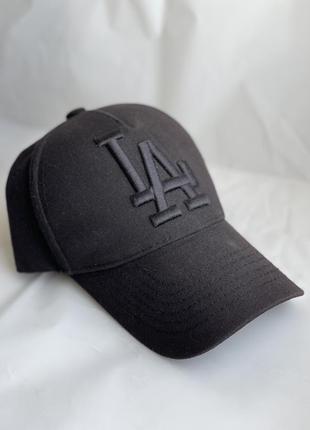 Чорна кепка