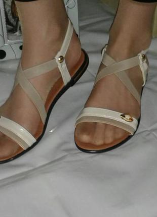 Жіночі босоніжки на низькому ходу в наявності