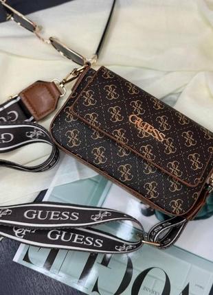 Женская маленькая коричневая сумка guess с плечевым ремнем.