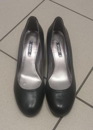 Классические туфли ecco на каблуке устойчивом, р. 39, идеальное состояние. цвет черный4 фото