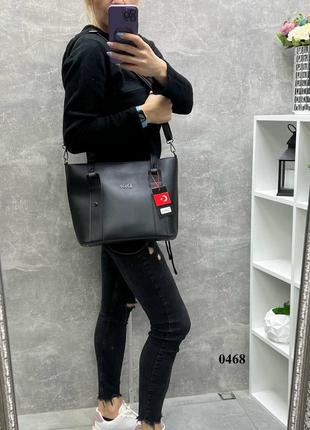 Женская сумка на молнии с эко-кожы, черная с красным.8 фото